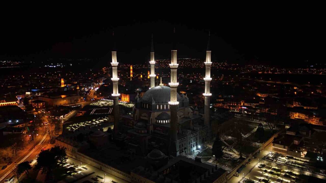 Mimar Sinan’ın eseri Selimiye Camii, yenilenen LED aydınlatma sistemiyle geceleri