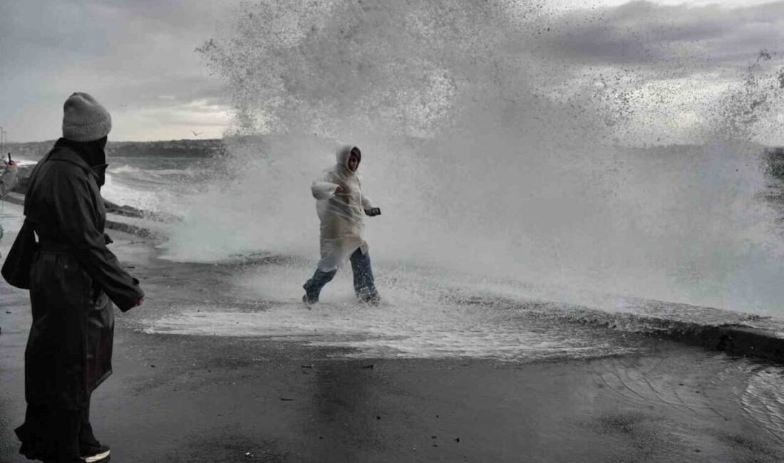 Marmara'da etkili olan şiddetli lodos, İstanbul Fatih sahilinde vatandaşları zor