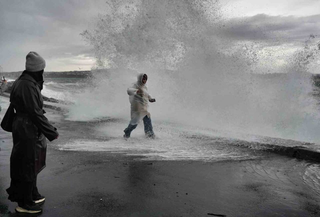 Marmara'da etkili olan şiddetli lodos, İstanbul Fatih sahilinde vatandaşları zor