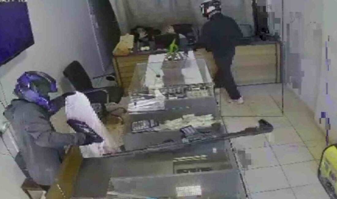 Hatay'ın Kırıkhan ilçesinde Suriye uyruklu Zaher Alshabb’a ait kuyumcu, silahlı