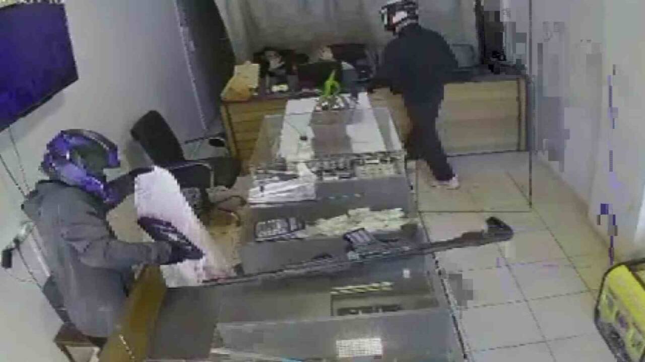 Hatay'ın Kırıkhan ilçesinde Suriye uyruklu Zaher Alshabb’a ait kuyumcu, silahlı