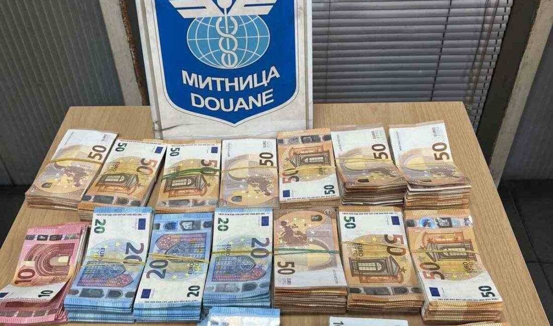 Edirne Kapıkule Sınır Kapısı'nda bir Türk tırındaki koltuk ceplerinde 60