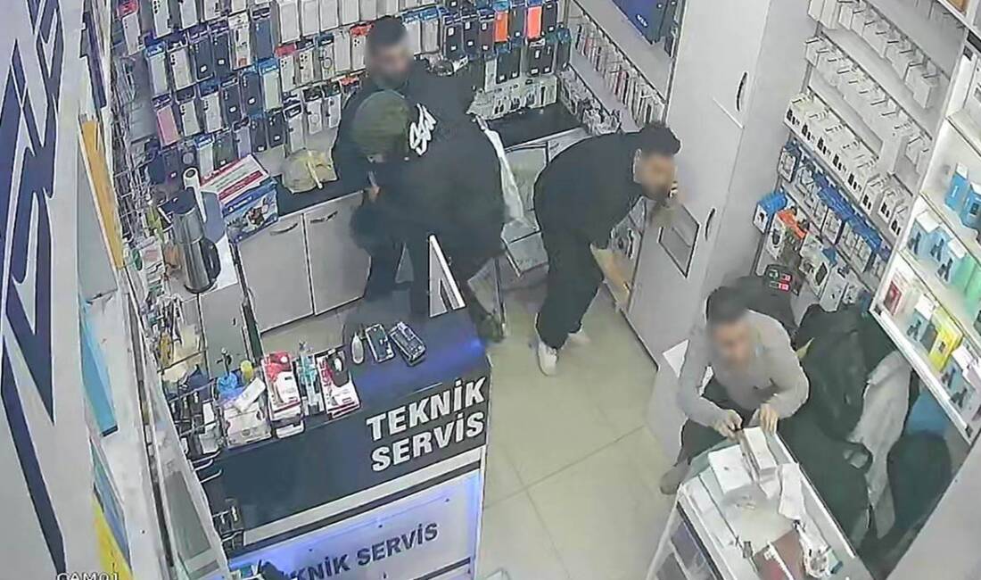 Fatih Sirkeci'deki Doğubank iş merkezinde bir telefoncuda işten çıkarılan işçi,