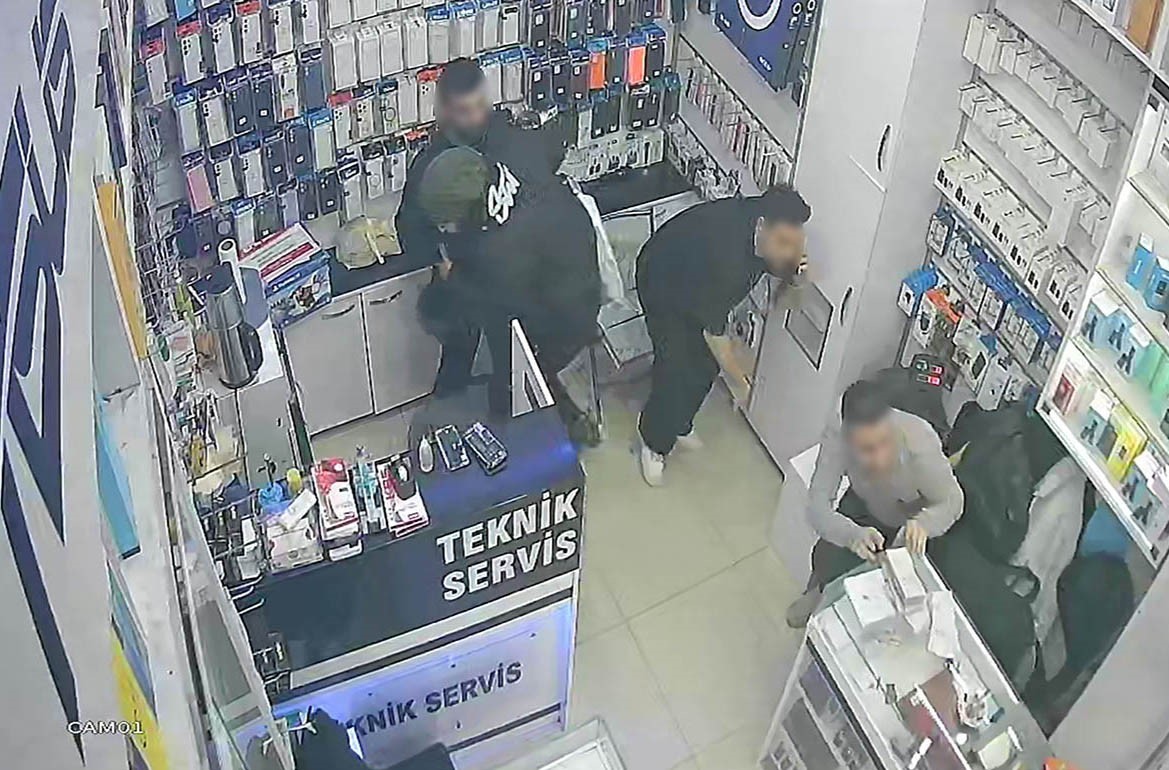 Fatih Sirkeci'deki Doğubank iş merkezinde bir telefoncuda işten çıkarılan işçi,