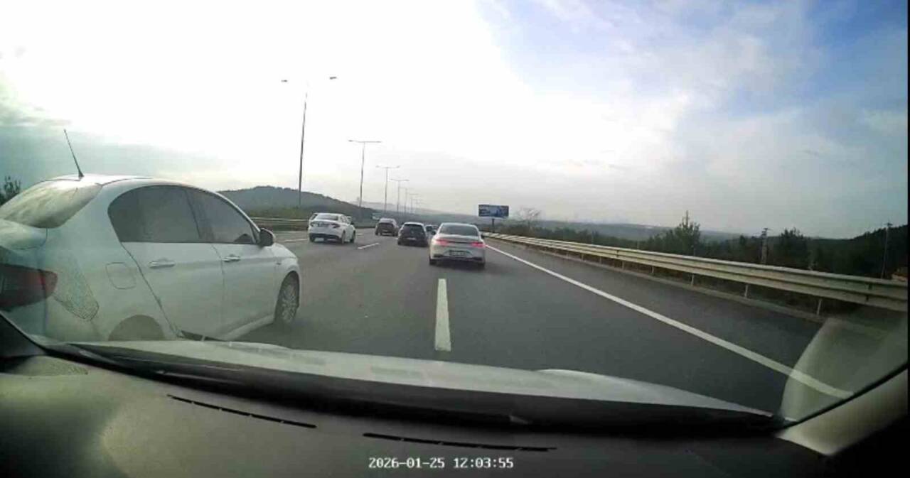 Beykoz'da, Kuzey Marmara Otoyolu’nda 34 FLC 606 plakalı aracın makas