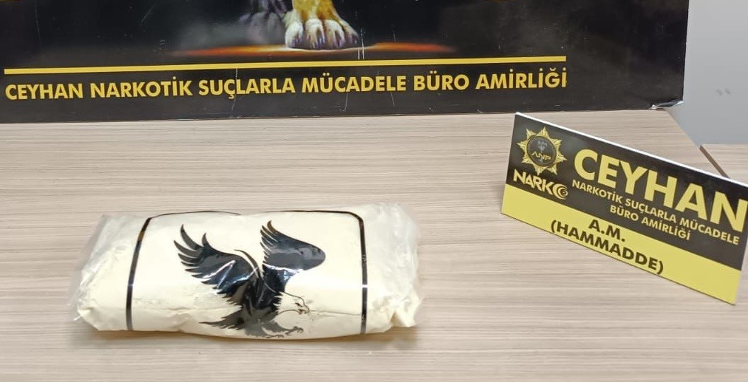 Adana'nın Ceyhan ilçesinde polis, uyuşturucu ile mücadele kapsamında bir ticari