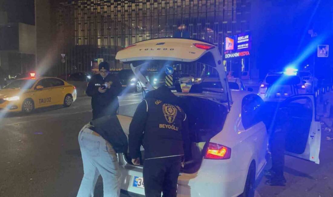 İstanbul Emniyet Müdürlüğü, Taksim Meydanı'nda helikopter destekli asayiş denetimi gerçekleştirdi.