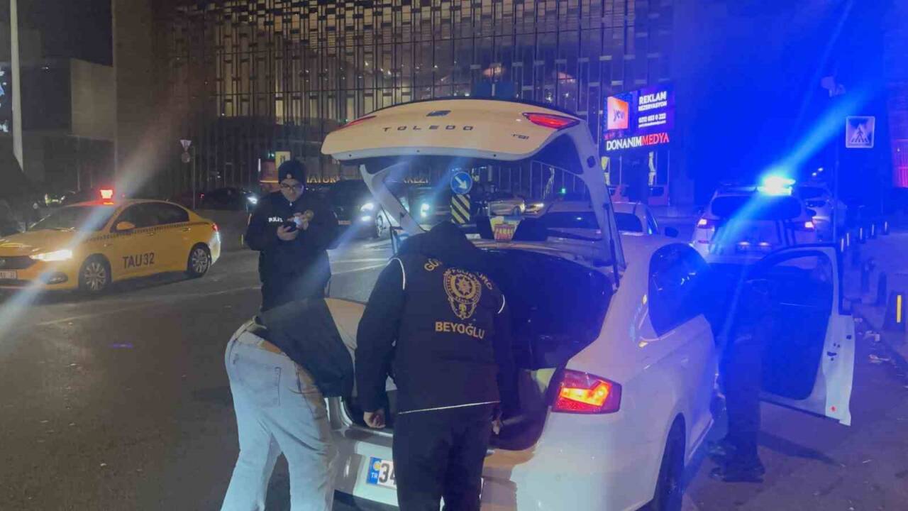 İstanbul Emniyet Müdürlüğü, Taksim Meydanı'nda helikopter destekli asayiş denetimi gerçekleştirdi.