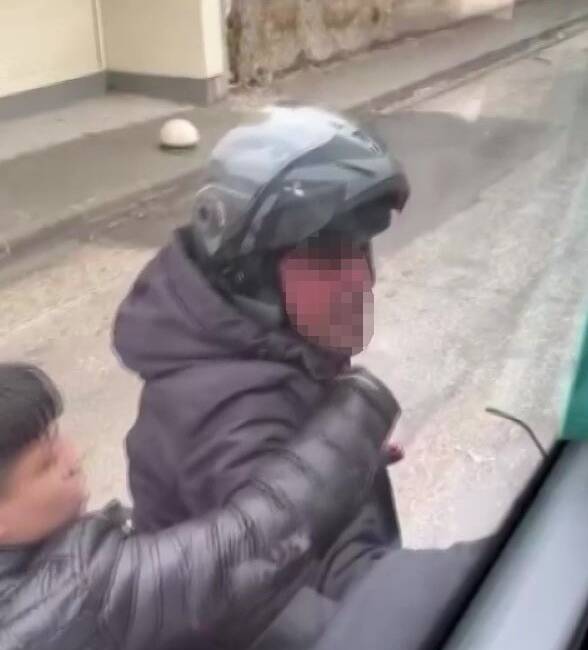 Adana’nın Seyhan ilçesinde motosiklet sürücüsü, yol verme meselesi nedeniyle bir