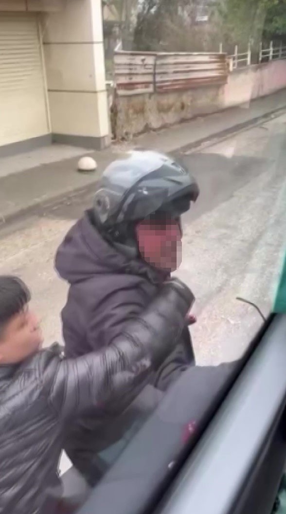 Adana’nın Seyhan ilçesinde motosiklet sürücüsü, yol verme meselesi nedeniyle bir