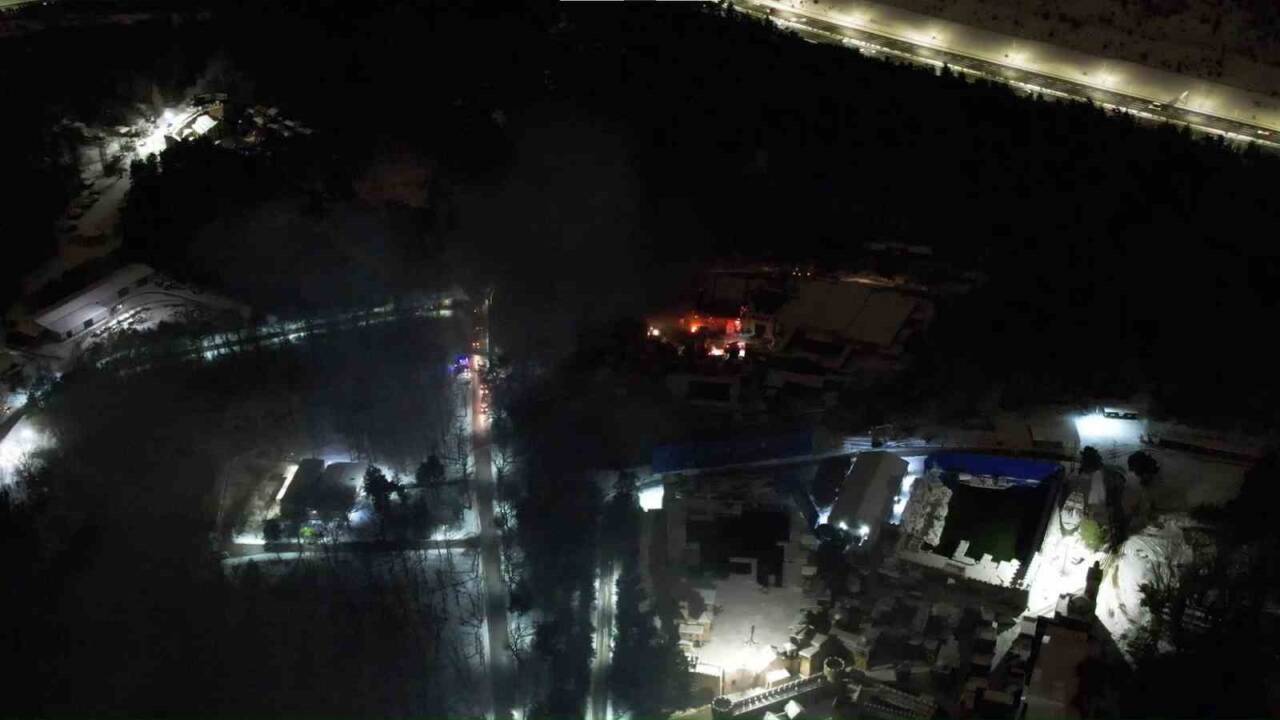 Çekmeköy'deki TRT film platosunda çıkan yangın, paniğe yol açtı. Yangın,