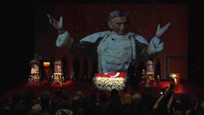 Türk tiyatrosunun efsane ismi Haldun Dormen için Harbiye'de tören düzenlendi.