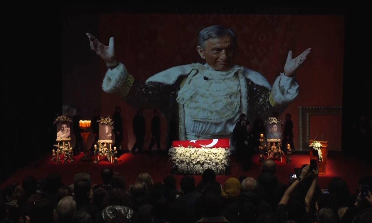 Türk tiyatrosunun efsane ismi Haldun Dormen için Harbiye'de tören düzenlendi.