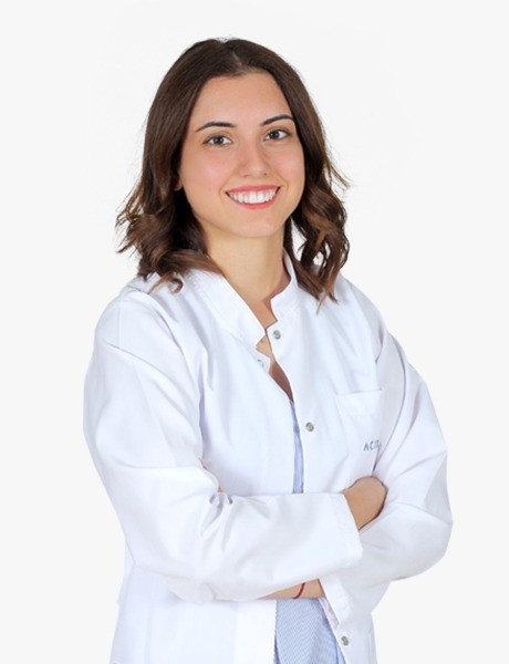 Acıbadem Bodrum Hastanesi Beslenme ve Diyet Uzmanı Tuğçe Arabalı, mutfakta