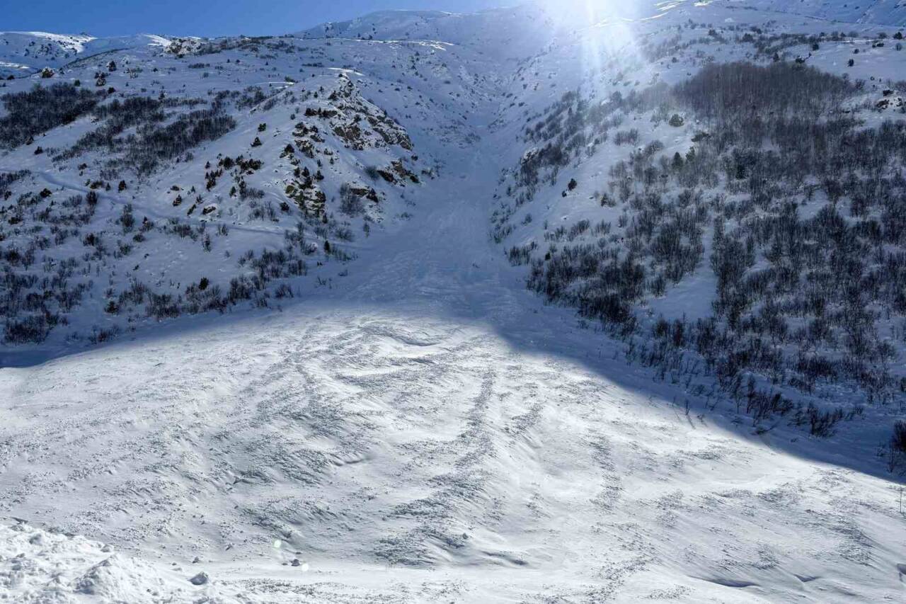 Van-Çatak karayolu, yoğun kar yağışı ve çığ düşmeleri nedeniyle 4