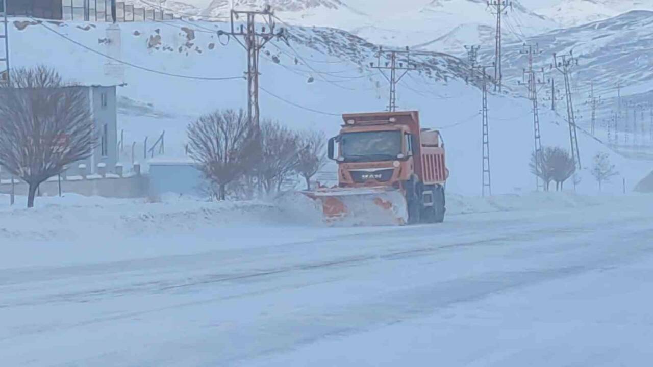 Van'da etkili olan kar yağışı, yüksek kesimlerde fırtına ve tipi