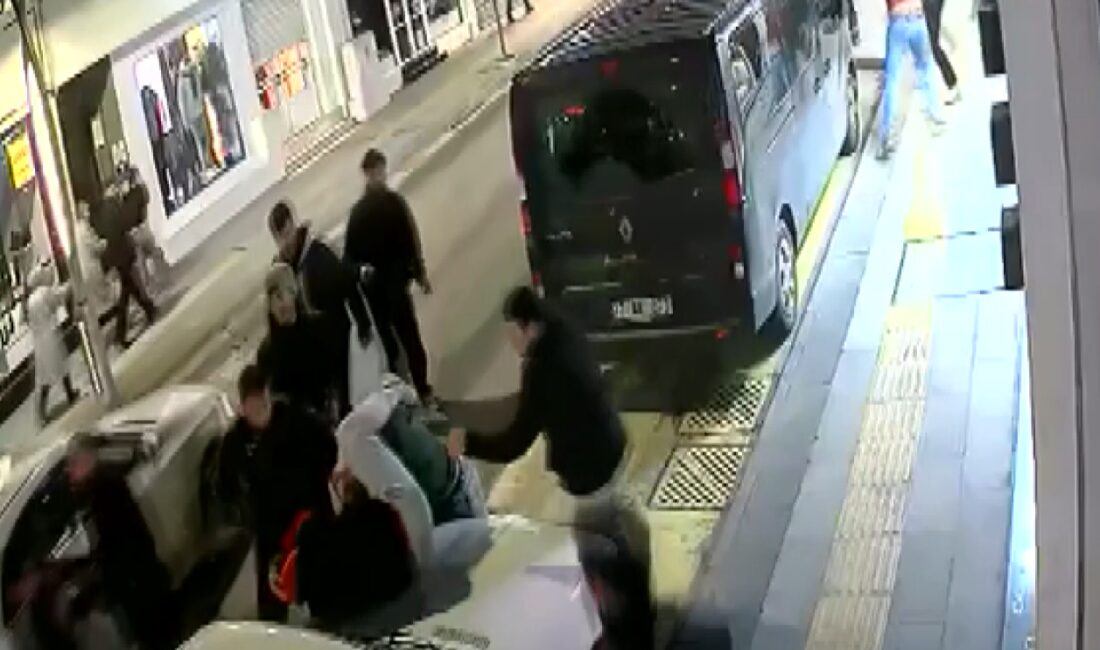 Yalova'da bir cep telefonu teknik servisi önünde işyeri sahipleri ve