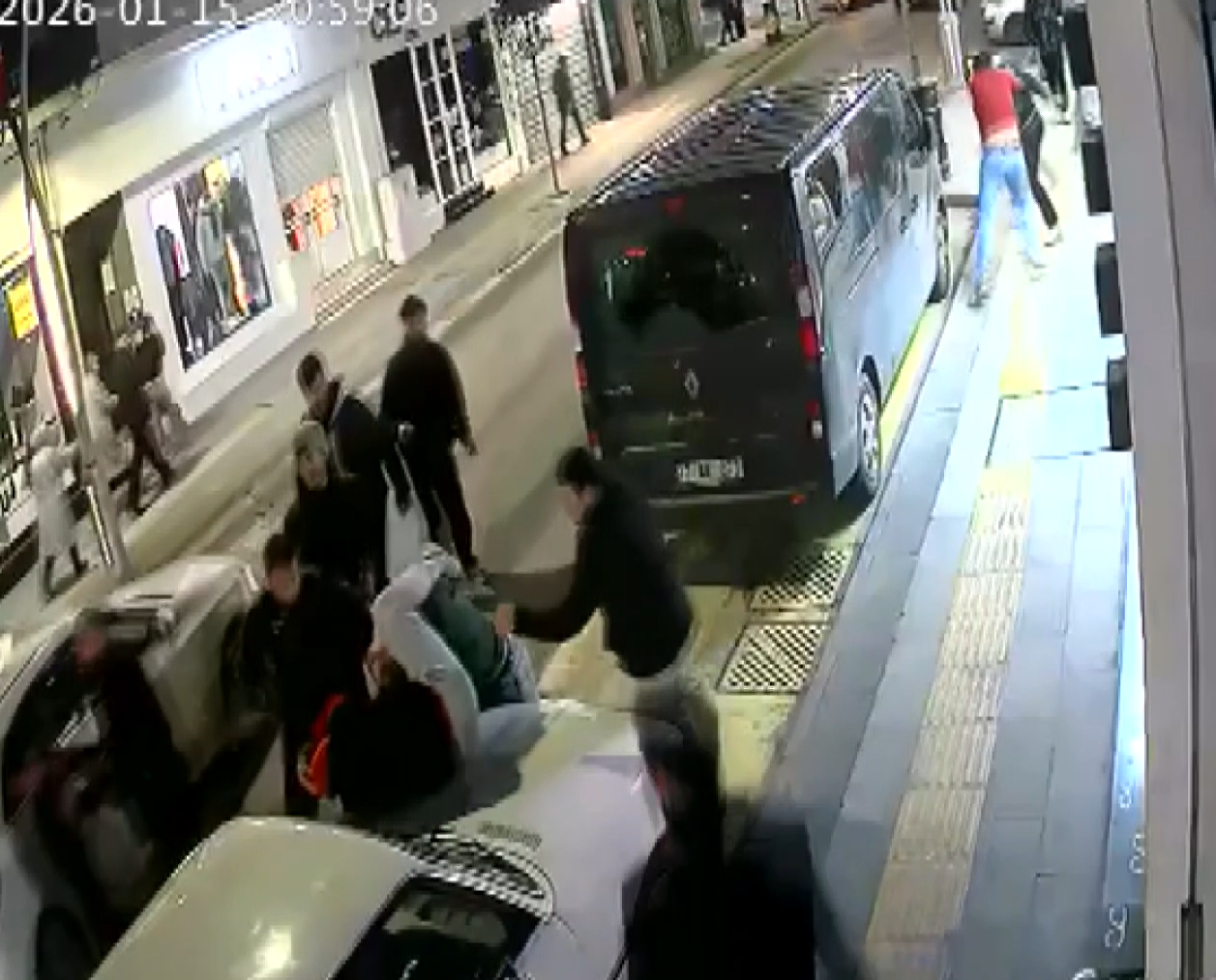 Yalova'da bir cep telefonu teknik servisi önünde işyeri sahipleri ve