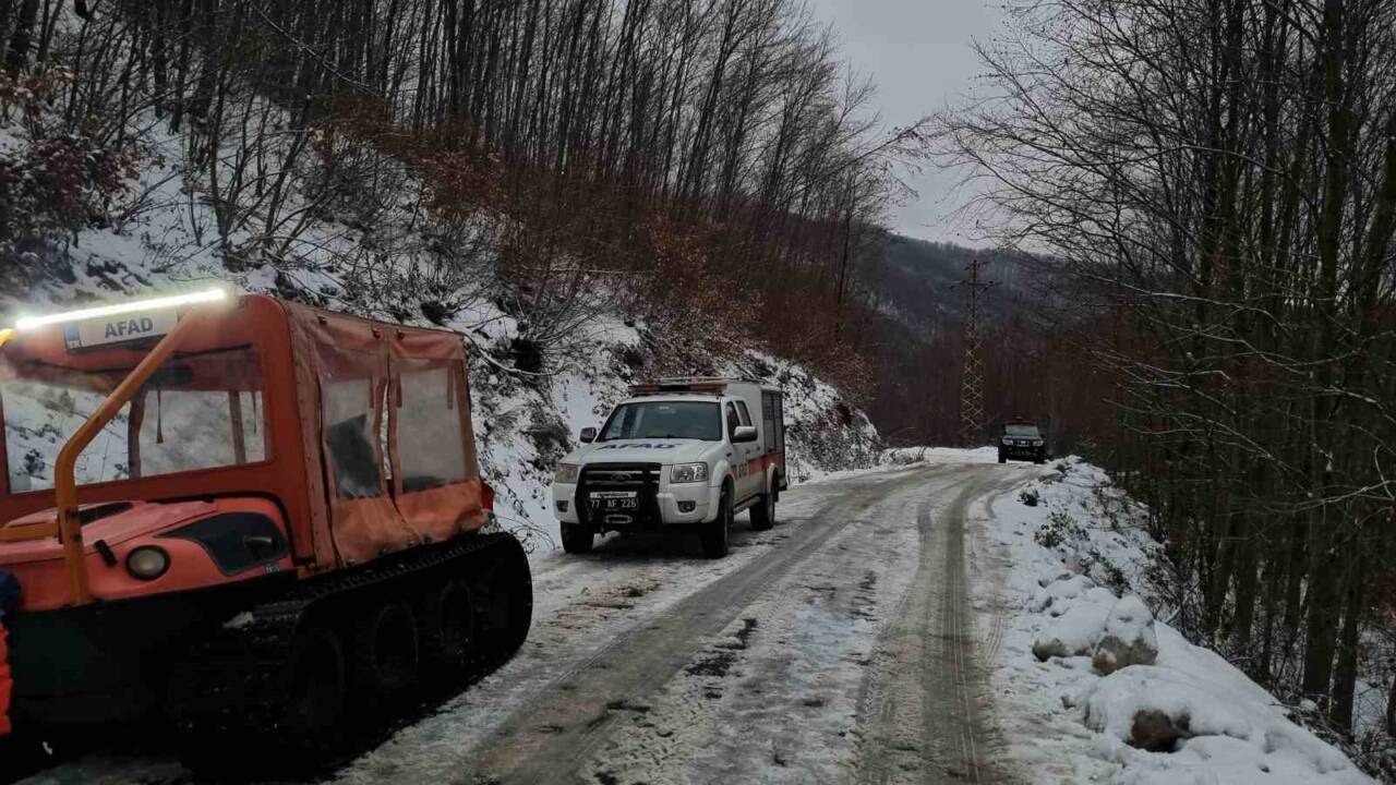 Yalova'nın Teşvikiye beldesinde yoğun kar yağışı nedeniyle mahsur kalan 35