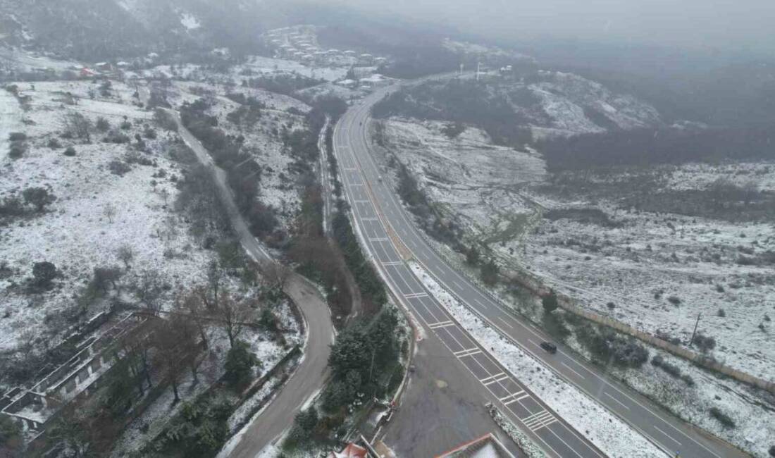 Yalova'da etkili olan kar yağışı nedeniyle ekipler Yalova-Bursa kara yolunda