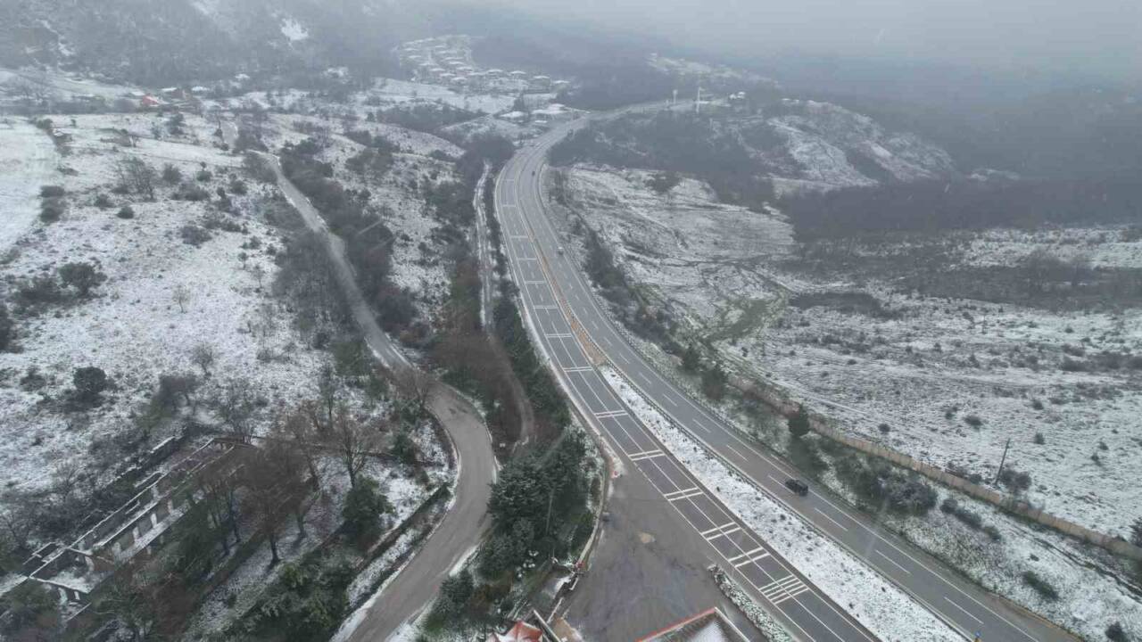 Yalova'da etkili olan kar yağışı nedeniyle ekipler Yalova-Bursa kara yolunda