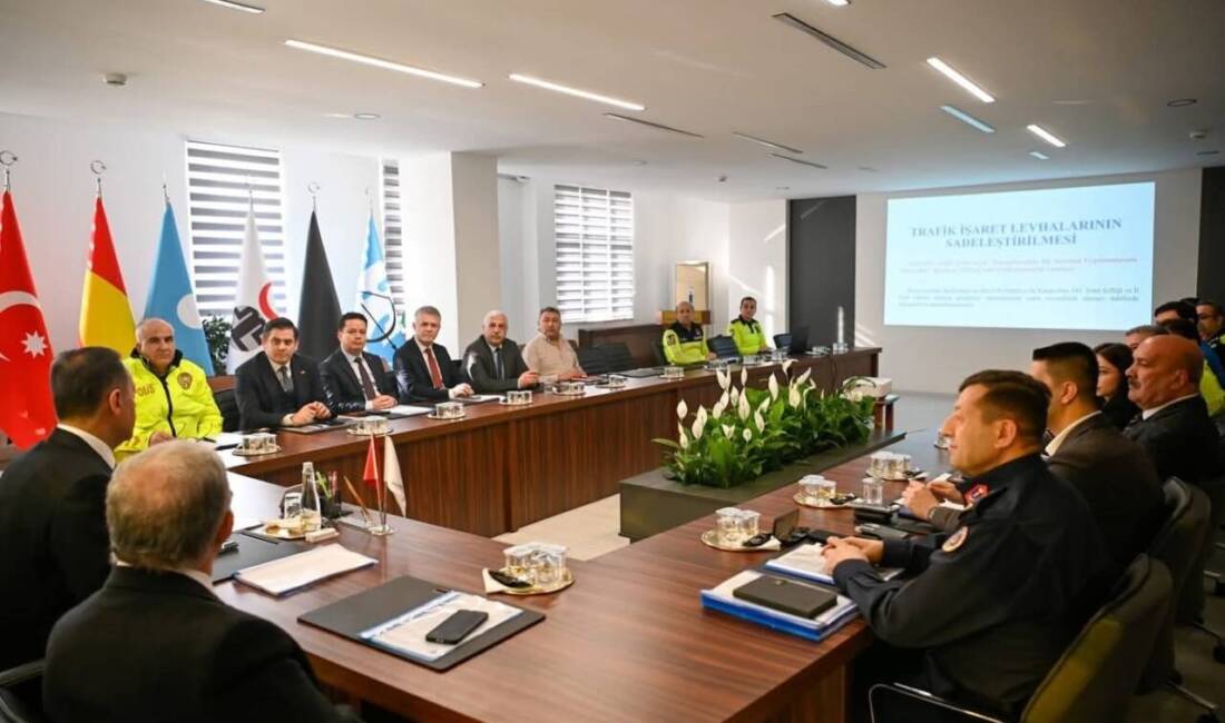 Yalova'da karayolu trafik işaretlemeleri sadeleştirildi. Vali Ahmet Hamdi Usta'nın başkanlığındaki