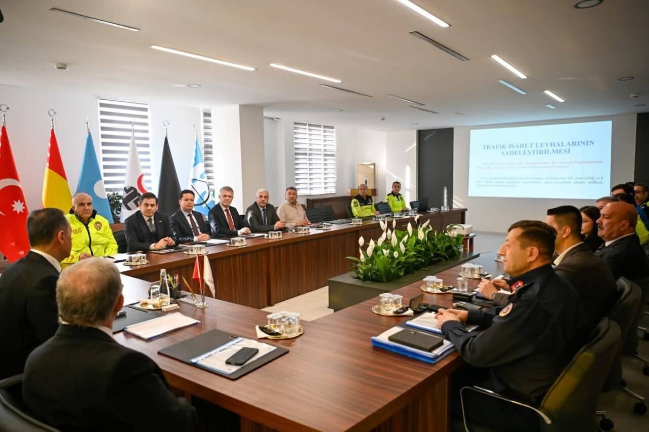 Yalova'da karayolu trafik işaretlemeleri sadeleştirildi. Vali Ahmet Hamdi Usta'nın başkanlığındaki