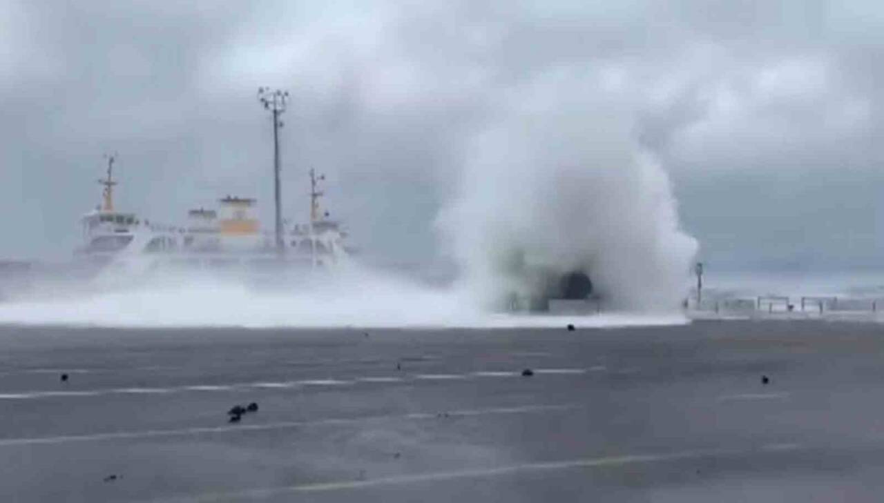 Yalova'da dün meydana gelen fırtına, deniz seferlerini etkileyerek bölgedeki feribot