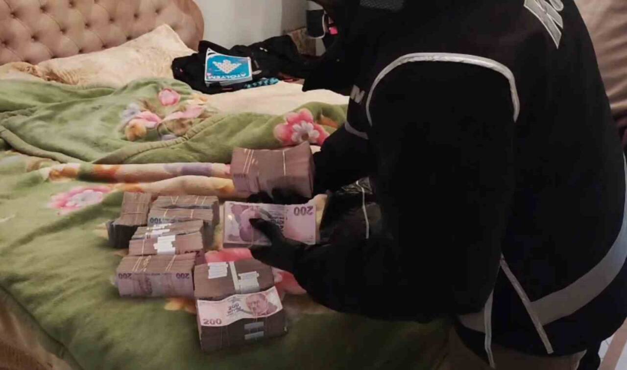 Ağrı'nın Doğubayazıt ilçesi ve Iğdır'da tefecilere yönelik operasyon gerçekleştirildi. 19