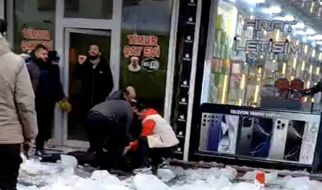 Ağrı’nın Leylekpınar Mahallesi'nde beş katlı bir binanın çatısından düşen kar