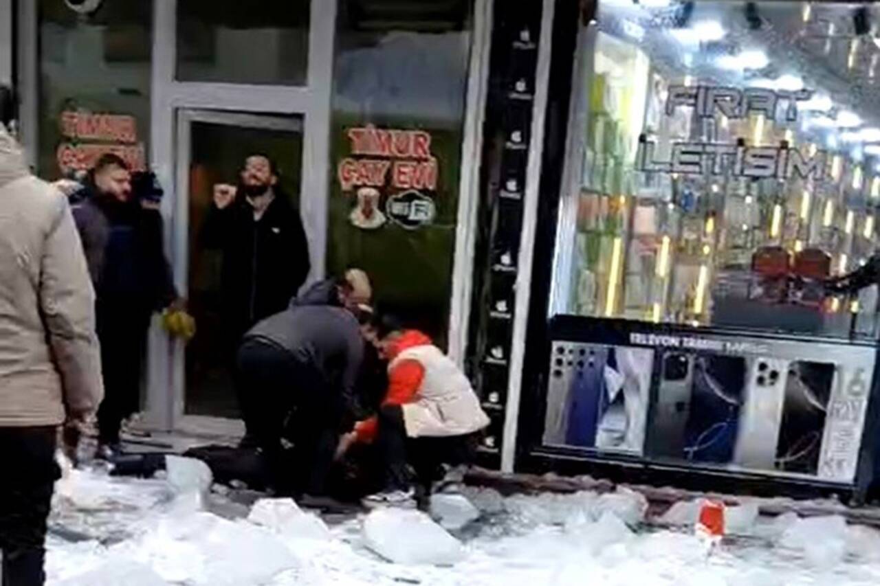 Ağrı’nın Leylekpınar Mahallesi'nde beş katlı bir binanın çatısından düşen kar