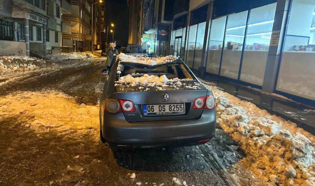 Ağrı'nın Fırat Mahallesi'nde bir çatının üzerinde biriken kar ve buz,