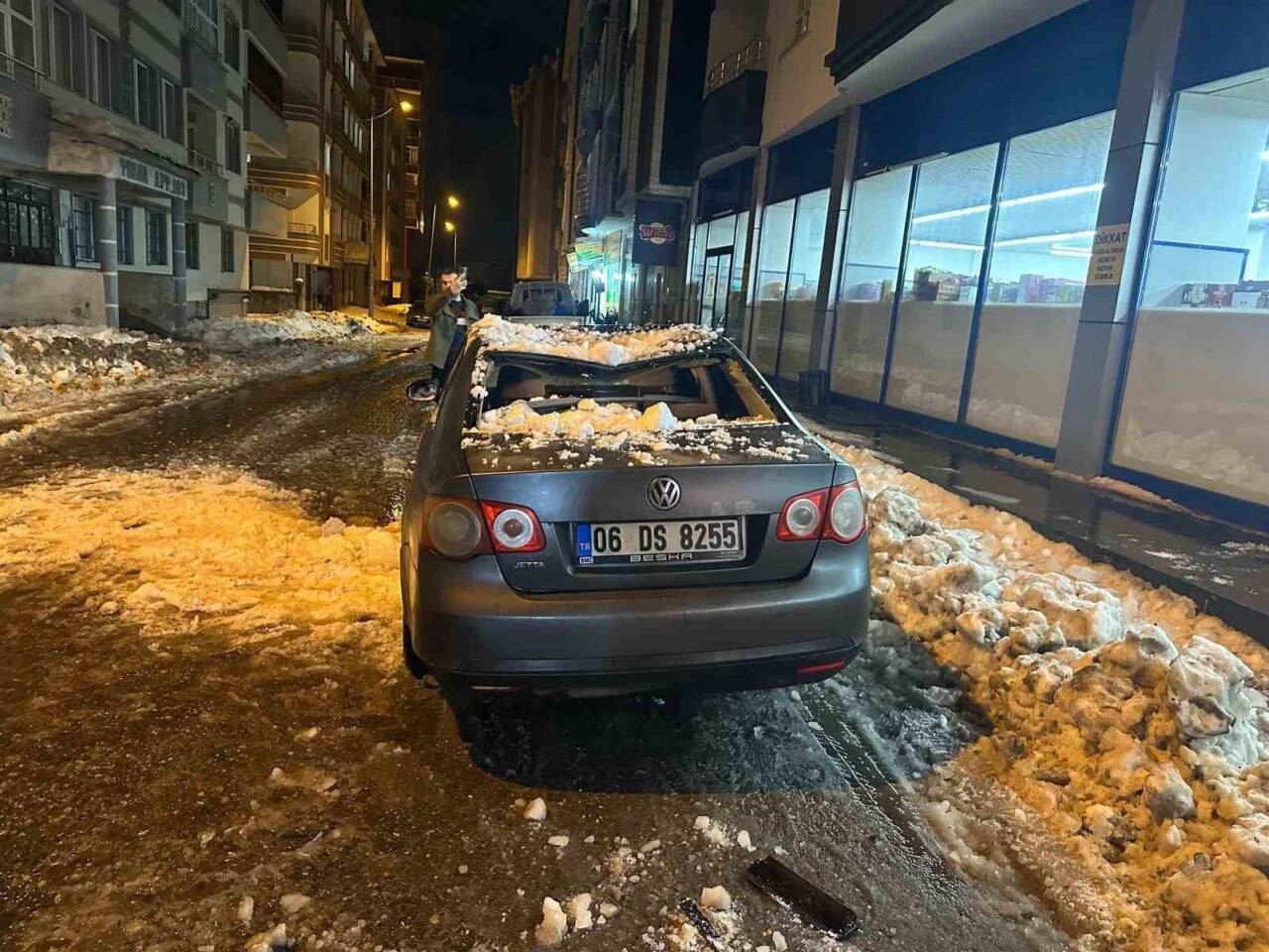 Ağrı'nın Fırat Mahallesi'nde bir çatının üzerinde biriken kar ve buz,