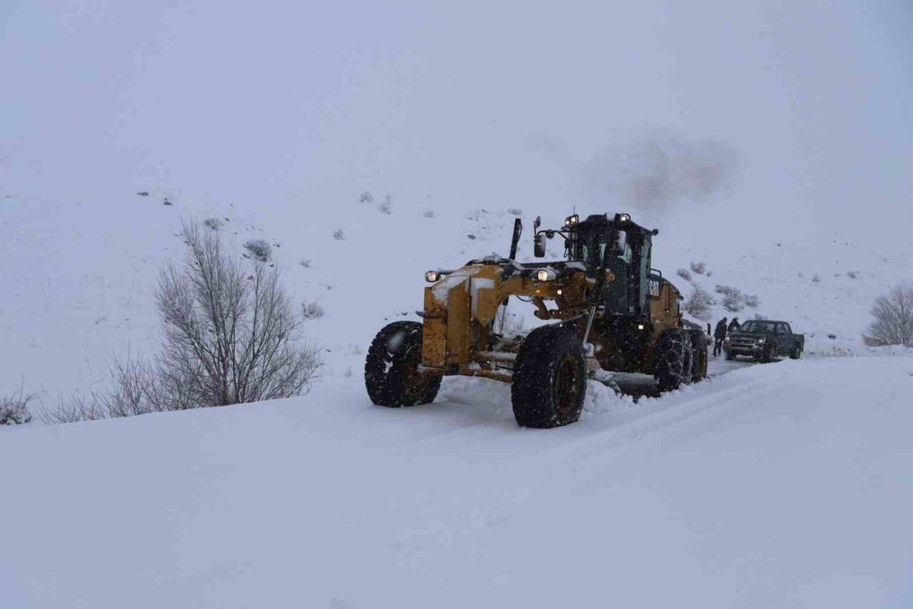 Ağrı'da etkili kar yağışı nedeniyle 377 köy yolu kapandı. İl