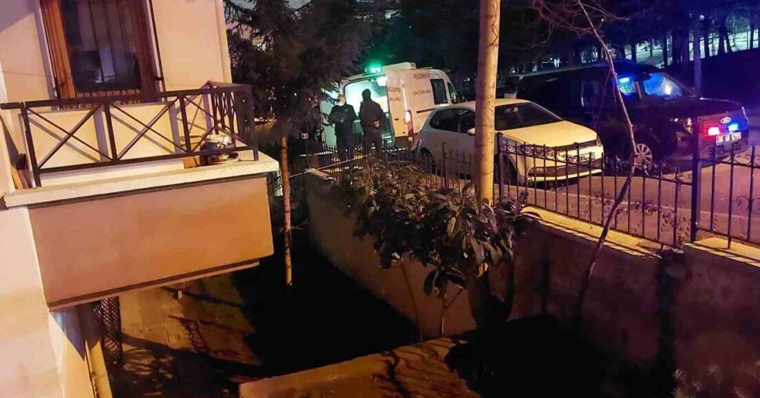 Ankara'nın Keçiören ilçesinde, Recep Cengiz (35), cinnet geçirerek annesi Azize