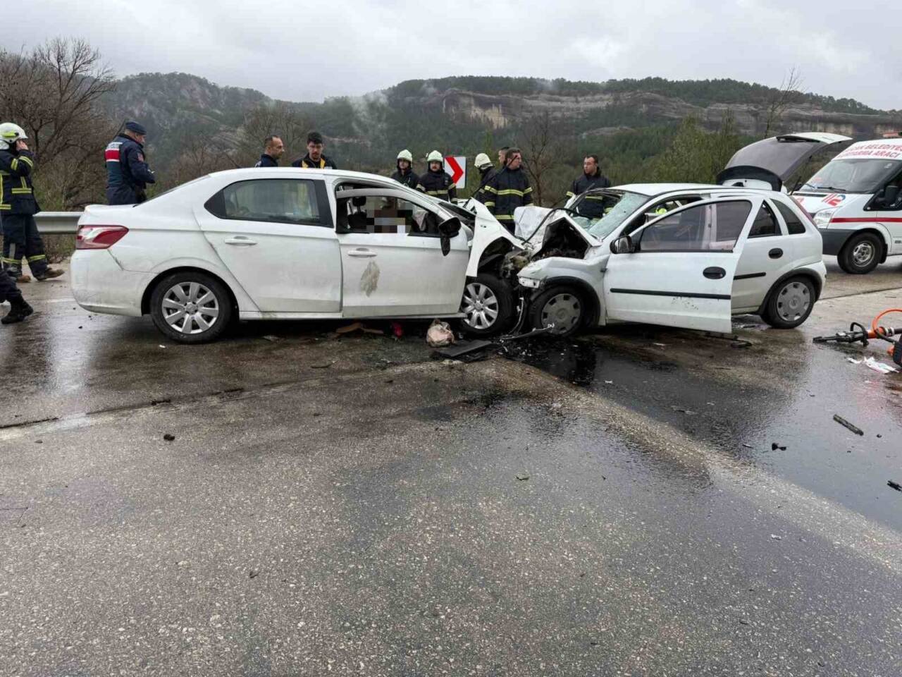 Burdur’un Ağlasun ilçesinde meydana gelen trafik kazasında, iki otomobilin çarpışması