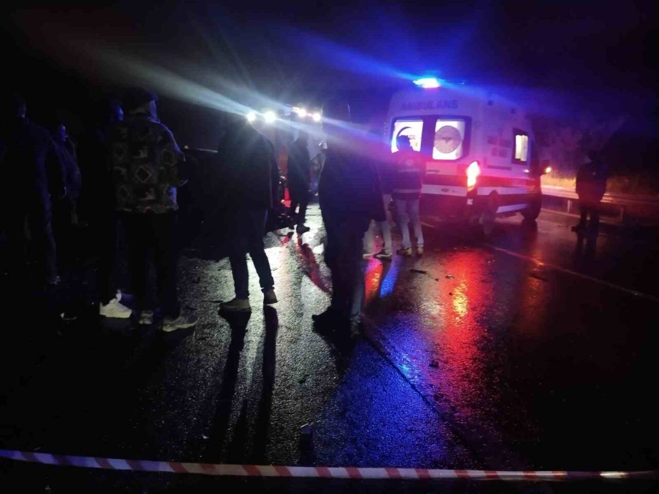 Beykoz Riva Caddesi'nde hafif ticari araç ile otomobilin çarpışması sonucu