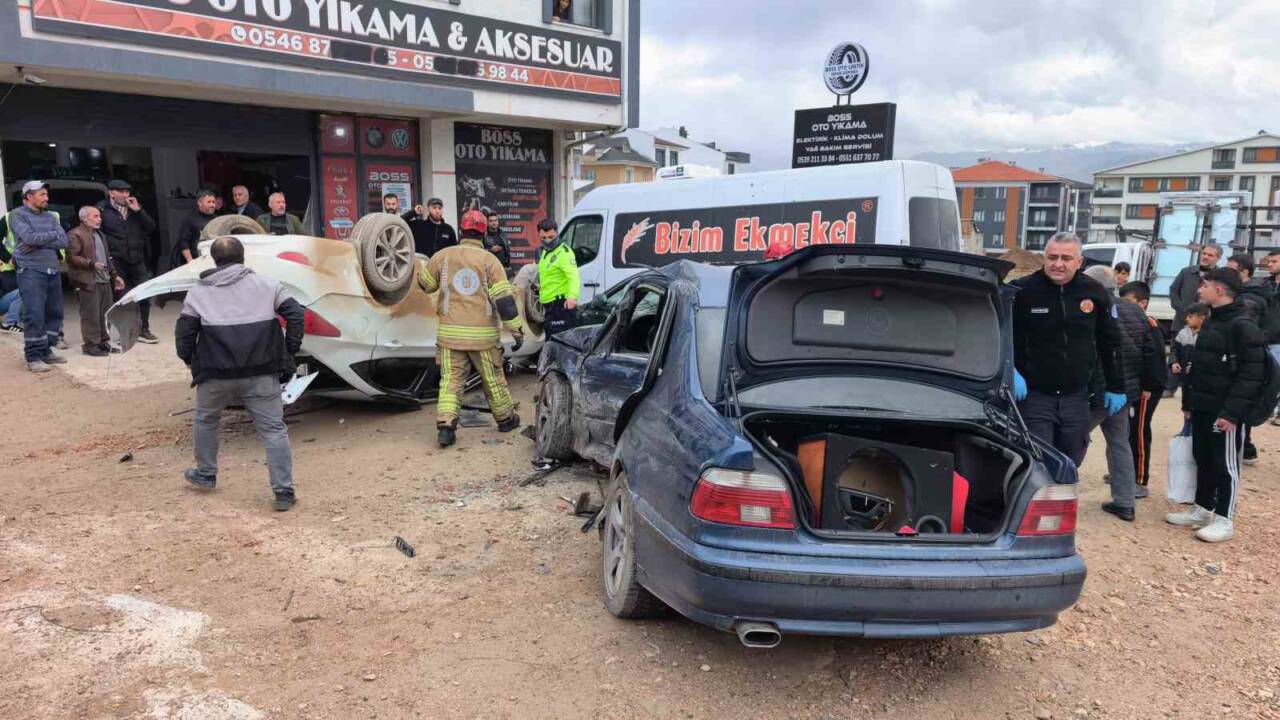 Bursa'nın İnegöl ilçesinde, 14 yaşındaki A.B. ehliyetsiz sürücünün kontrolündeki araç,
