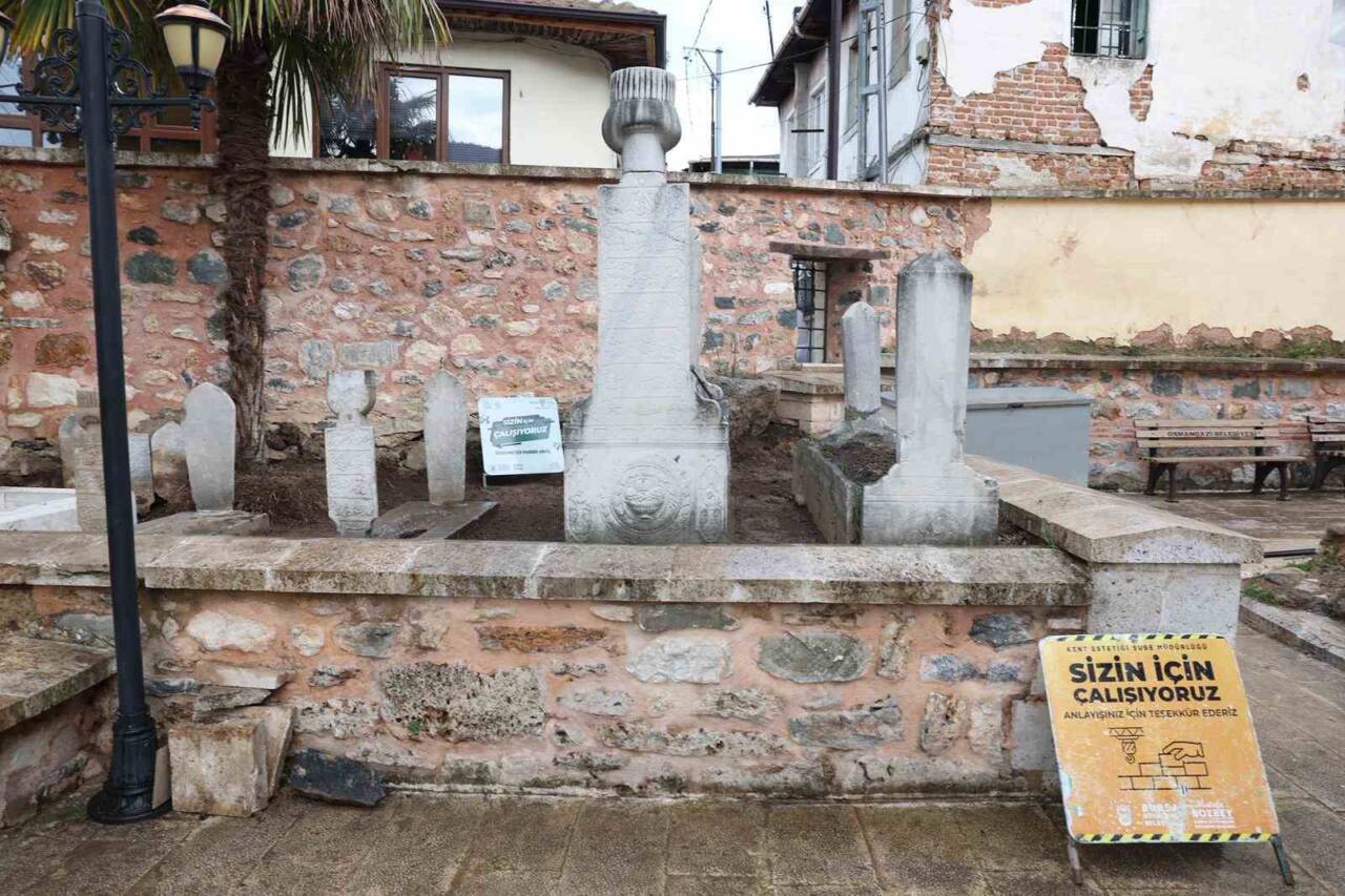 Bursa Büyükşehir Belediyesi, Alaüddin Paşa Camii haziresindeki tarihi mezar taşlarını