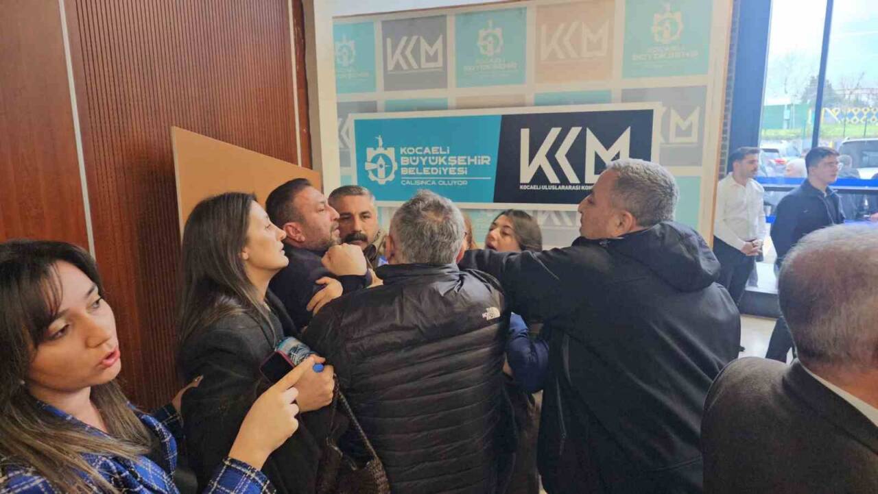 Kocaeli Büyükşehir Belediye Meclis toplantısında, Gebze Belediye Başkanı Zinnur Büyükgöz'ün