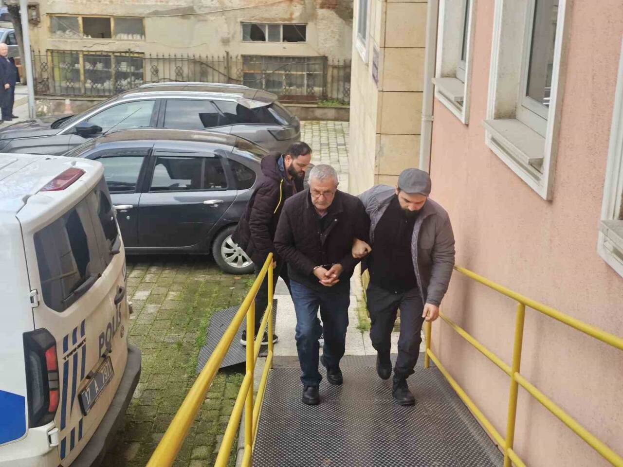 Çanakkale'nin Çan ilçesinde, Muzaffer Elmas (68) tartıştığı oğlu Erkan Elmas'ı