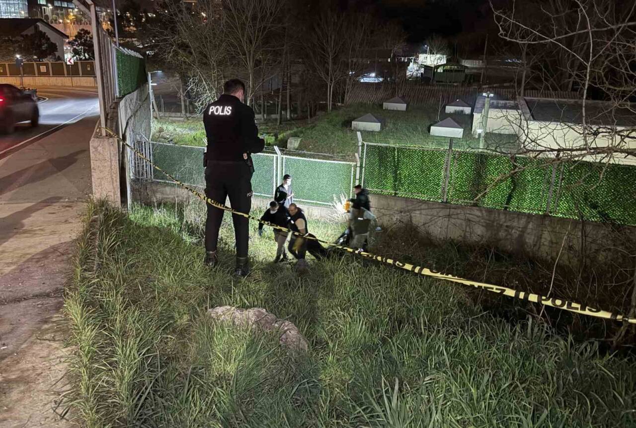 Eyüpsultan'da, 34 yaşındaki Z.Ç.'nin cesedi, 5. Levent Mahallesi'nde yol kenarında