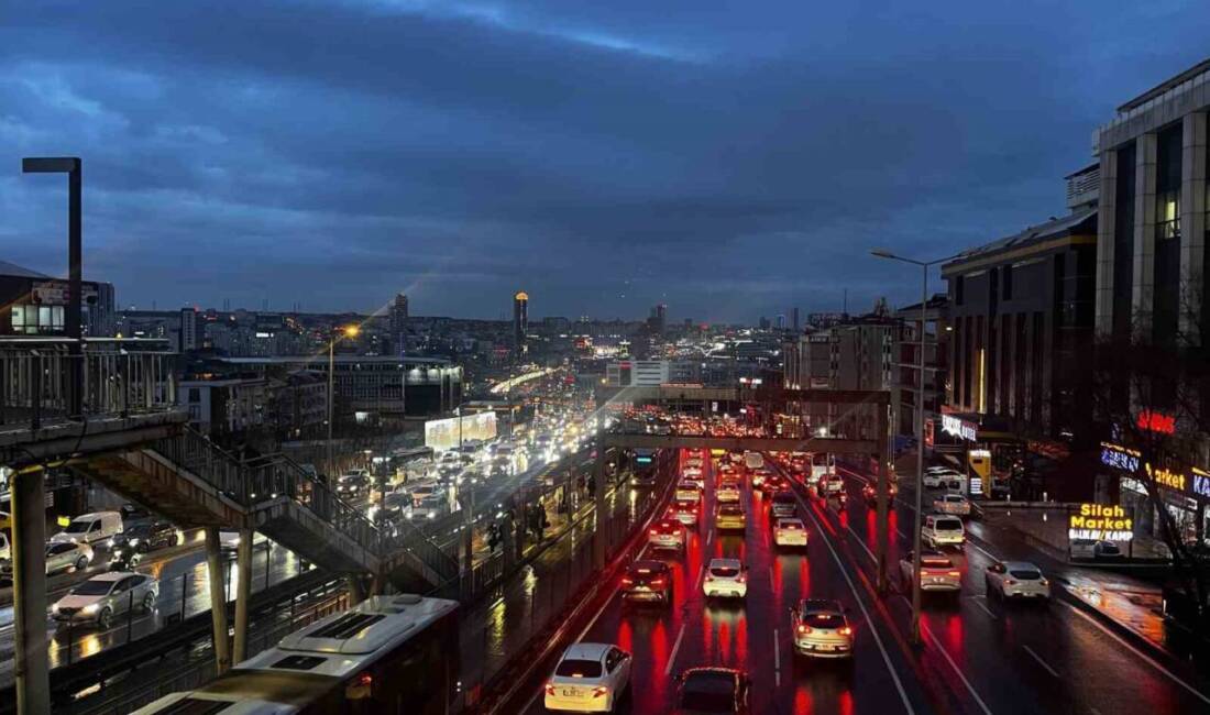 İstanbul'da etkili olan yağmur, trafiği olumsuz etkileyerek yoğunluğu yüzde 90'a