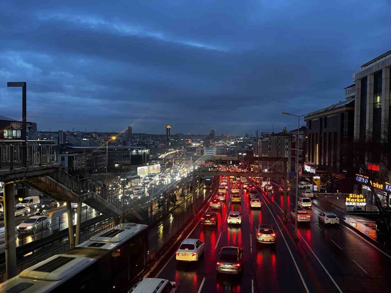 İstanbul'da etkili olan yağmur, trafiği olumsuz etkileyerek yoğunluğu yüzde 90'a