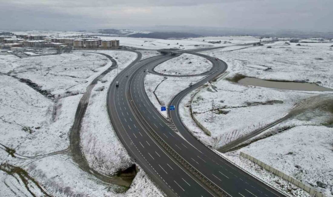 İstanbul'da gece saatlerinde başlayarak yüksek kesimlerde etkili olan kar yağışı,