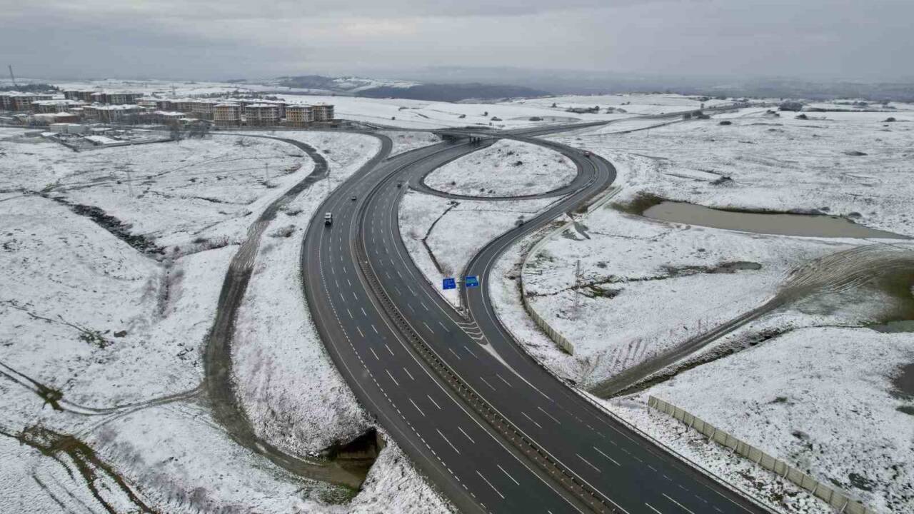 İstanbul'da gece saatlerinde başlayarak yüksek kesimlerde etkili olan kar yağışı,