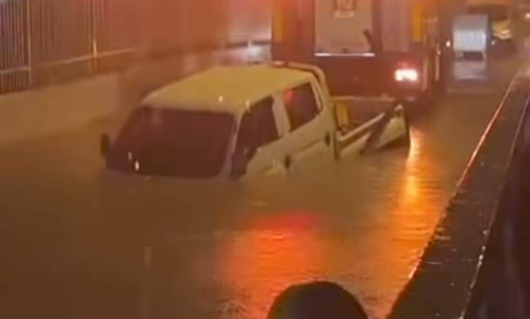 İzmir'in Torbalı ilçesinde sağanak yağış nedeniyle mahsur kalan 58 yaşındaki