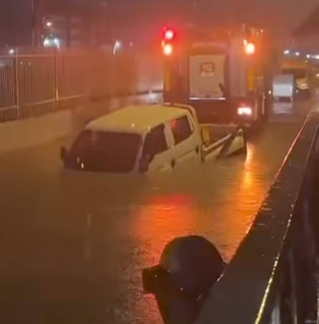 İzmir'in Torbalı ilçesinde sağanak yağış nedeniyle mahsur kalan 58 yaşındaki