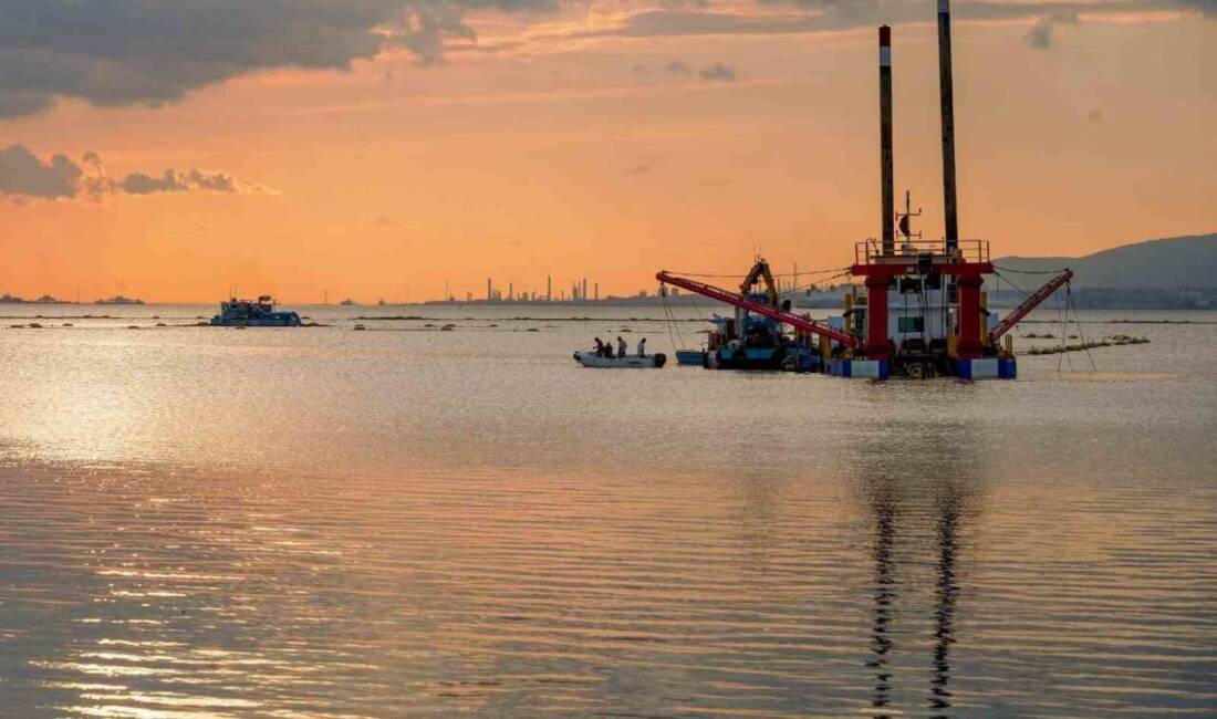 Kocaeli'de sürdürülen "İzmit Körfezi Dip Çamuru Temizliği Projesi" kapsamında, 1