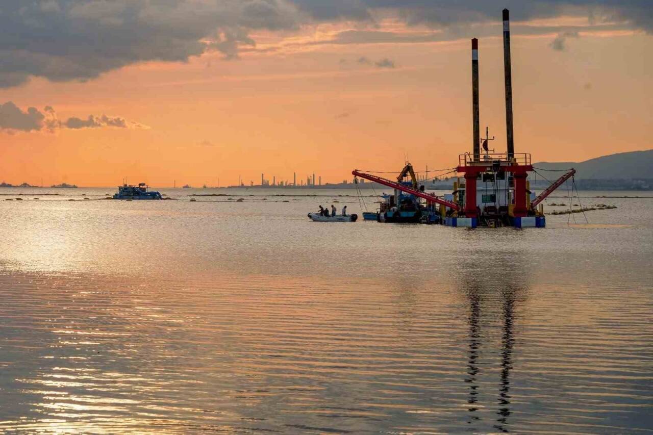 Kocaeli'de sürdürülen "İzmit Körfezi Dip Çamuru Temizliği Projesi" kapsamında, 1